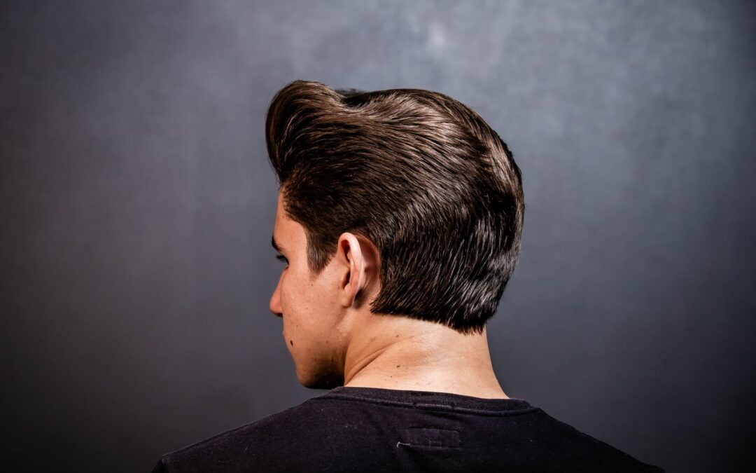 Slick back homme : la coiffure plaquée en arrière chez votre barber à Lyon